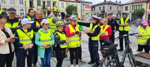 policjantka wręczająca upominki