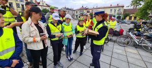 policjantka wręczająca upominki