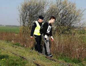 policjanci sprzątają ścieżkę rowerową