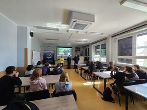 policjanci i uczniowi