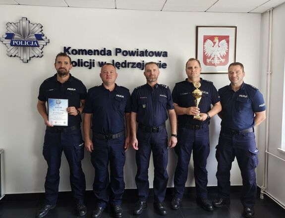 drużyna funkcjonariuszy z Komendy Powiatowej Policji w Jędrzejowie