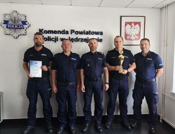 drużyna funkcjonariuszy z Komendy Powiatowej Policji w Jędrzejowie