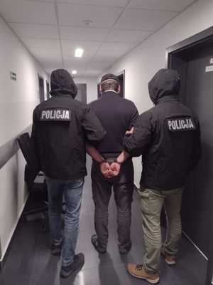 zatrzymany w asyście policjantów