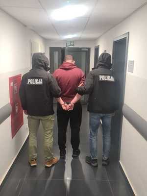 zatrzymany w asyście policjantów